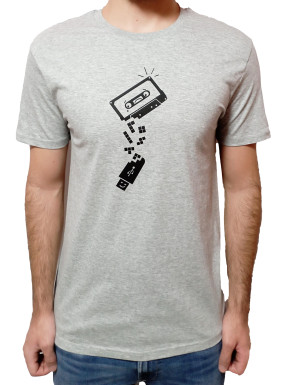Camiseta cassete y USB gris
