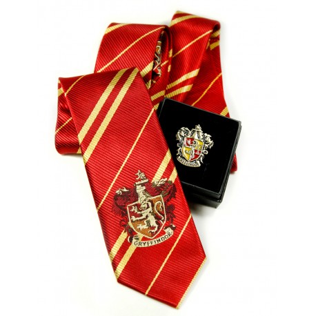 Pak een stropdas en een broche Gryffindor