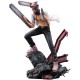 Figura de Chainsaw Man con pose dinámica en terreno rocoso.