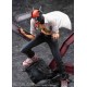 Figura de Chainsaw Man con pose dinámica en terreno rocoso.