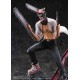 Figura de Chainsaw Man con pose dinámica en terreno rocoso.