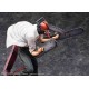Figura de Chainsaw Man con pose dinámica en terreno rocoso.