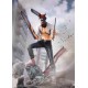Figura de Chainsaw Man con pose dinámica en terreno rocoso.