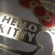 Póster de coleccionista - Letrero dorado y rojo - Hello Kitty