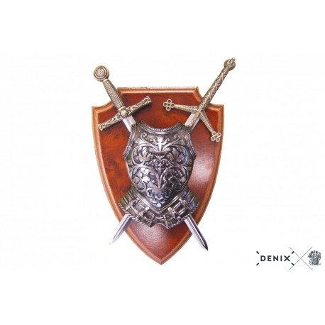 Panoplia con coraza y 2 espadas