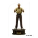 Statue de Stan Lee avec chemise jaune et pantalon marron
