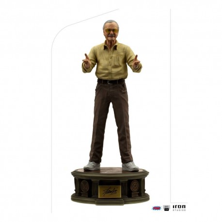 Statue de Stan Lee avec chemise jaune et pantalon marron
