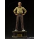 Statue de Stan Lee avec chemise jaune et pantalon marron
