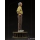 Statue de Stan Lee avec chemise jaune et pantalon marron