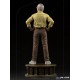 Statue de Stan Lee avec chemise jaune et pantalon marron