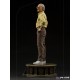 Statue de Stan Lee avec chemise jaune et pantalon marron