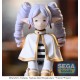 Estatua de Frieren con rizos lilas y atuendo blanco