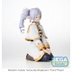 Estatua de Frieren con rizos lilas y atuendo blanco