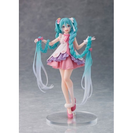 Estatua de Hatsune Miku versión Rapunzel en tonos pastel