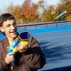 Lanzador NERF Fortnite azul y amarillo con dardos.