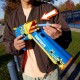 Lanzador NERF Fortnite azul y amarillo con dardos.