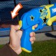 Lanzador NERF Fortnite azul y amarillo con dardos.
