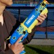 Lanzador NERF Fortnite azul y amarillo con dardos.