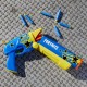 Lanzador NERF Fortnite azul y amarillo con dardos.