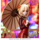 Statue de Chisato Nishikigi en style chinois avec un parasol.