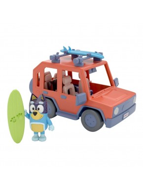 Figura Bluey con vehículo Family Cruiser y tablas de surf