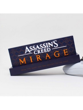 Lámpara LED Assassin's Creed Mirage sobre una mesa