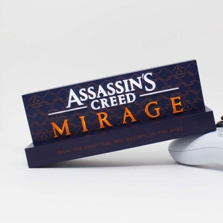 Lámpara LED Assassin's Creed Mirage sobre una mesa