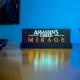 Lámpara LED Assassin's Creed Mirage sobre una mesa