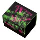 Caja de mazo Magic: The Gathering con ilustraciones verdes y rosas.