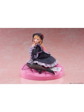Figura de Marin Kitagawa en vestido negro con base rosa