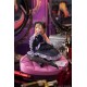 Figura de Marin Kitagawa em vestido preto com base rosa