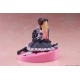 Figura de Marin Kitagawa em vestido preto com base rosa