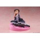 Figura de Marin Kitagawa em vestido preto com base rosa