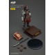 Figurine de gladiateur romain avec armure et bouclier rouge.