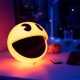 Lámpara 3D LED Pac-Man iluminada sobre mesa