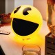 Lámpara 3D LED Pac-Man iluminada sobre mesa
