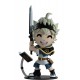 Figurine en vinyle d'Asta de Black Clover avec épée et livre.