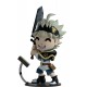 Figurine en vinyle d'Asta de Black Clover avec épée et livre.