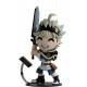 Figurine en vinyle d'Asta de Black Clover avec épée et livre.