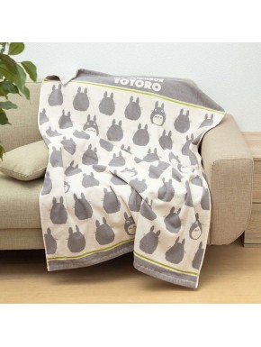 Manta de Totoro con diseño en tonos grises