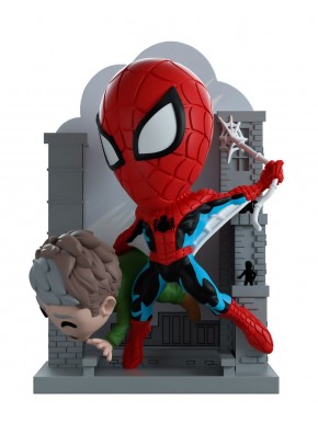 Diorama en vinyle Spider-Man de 12 cm, figurine en action avec fond de bâtiments.