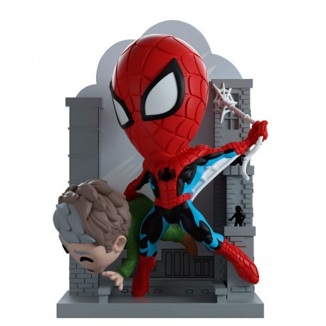 Diorama en vinyle Spider-Man de 12 cm, figurine en action avec fond de bâtiments.