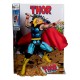Statue Marvel de Thor avec cape rouge et marteau.