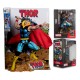 Statue Marvel de Thor avec cape rouge et marteau.