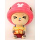 Peluche Chopper One Piece avec chapeau rose.