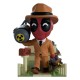 Figura de vinilo Deadpool 35 con traje beige y barril.