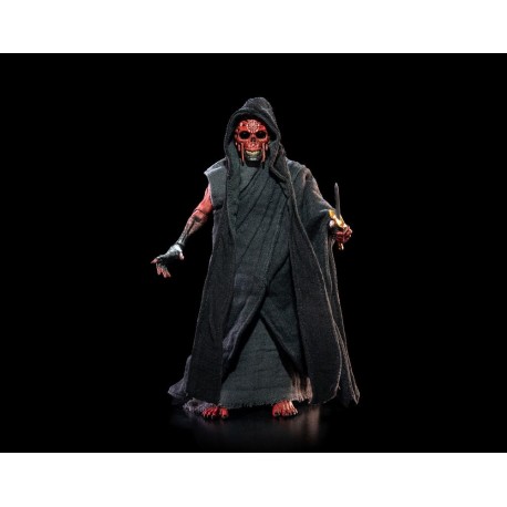 Figure avec robes noires du Masque de la Mort Rouge
