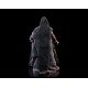 Figure avec robes noires du Masque de la Mort Rouge