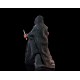 Figure avec robes noires du Masque de la Mort Rouge