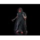 Figure avec robes noires du Masque de la Mort Rouge